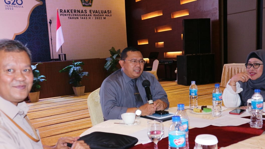 Direktur Layanan Haji dalam Negeri Saiful Mujab (tengah). (foto: Boy)