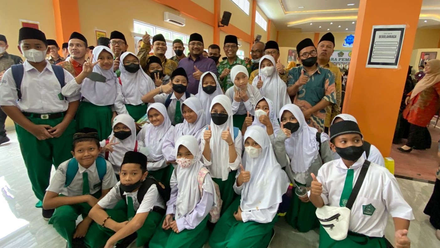 Menag bersama siswa madrasah usai pembukaan KSM ke X tingkat Provinsi Banten