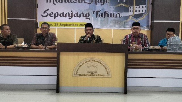 Direktur Bina Haji Arsad Hidayat (tengah)