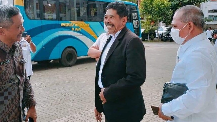Bus Sarbagita diterima oleh Rektor UHN IGB Sugriwa, I Gusti Ngurah Sudiana