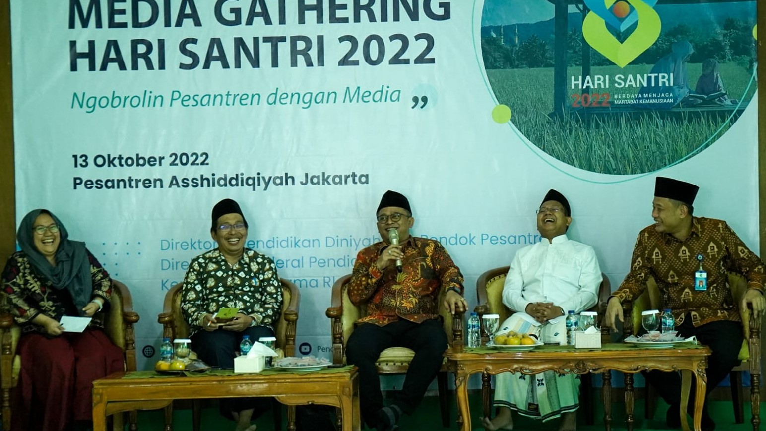 Jubir Kemenag, Direktur Pendidikan Diniyah dan Pontren, Stafsus Menag, KH. Mahrus Iskandar dan Karo HDI pada Media Gathering Hari Santri 2022