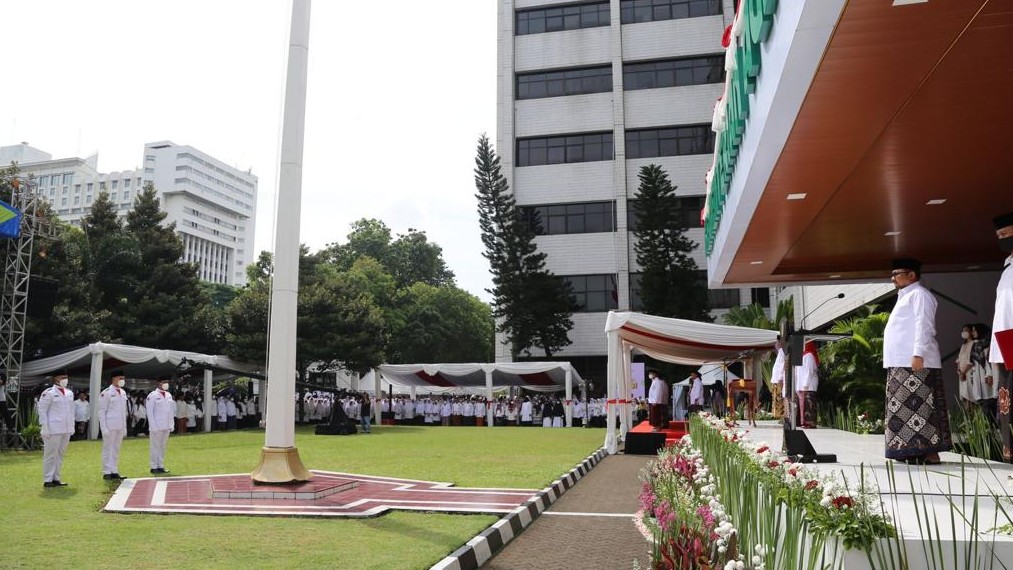 Menag Yaqut Memimpin upacara Hari Santri di halaman kantor pusat Kementerian Agama