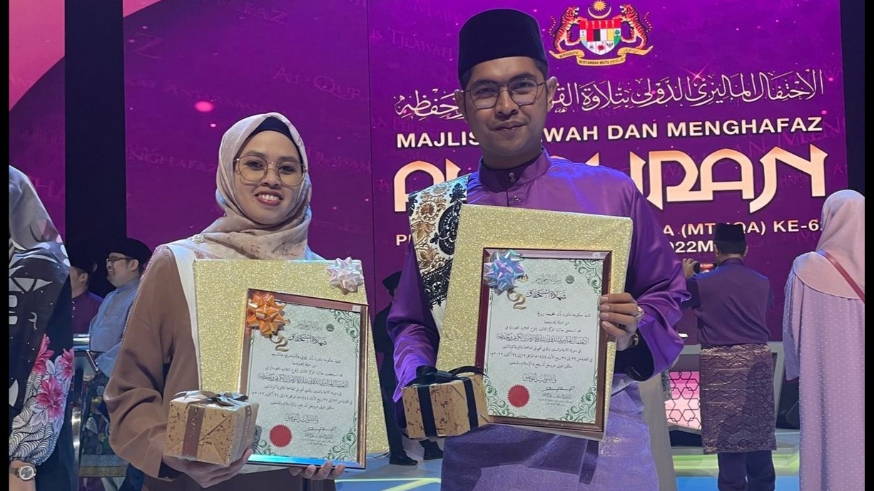Dua Qari Indonesia, Muhammad Rizqon dan Yuni Wulandari Hasim, raih medali perunggu MTQ Internasional di Malaysia