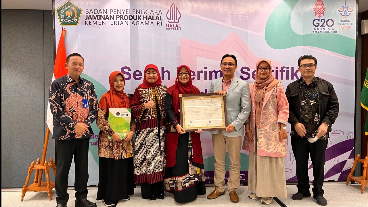 Penyerahan sertifikat akreditasi Lembaga Pemeriksa Halal, di Jakarta, Rabu (26/10/2022) (Foto: Farhan)
