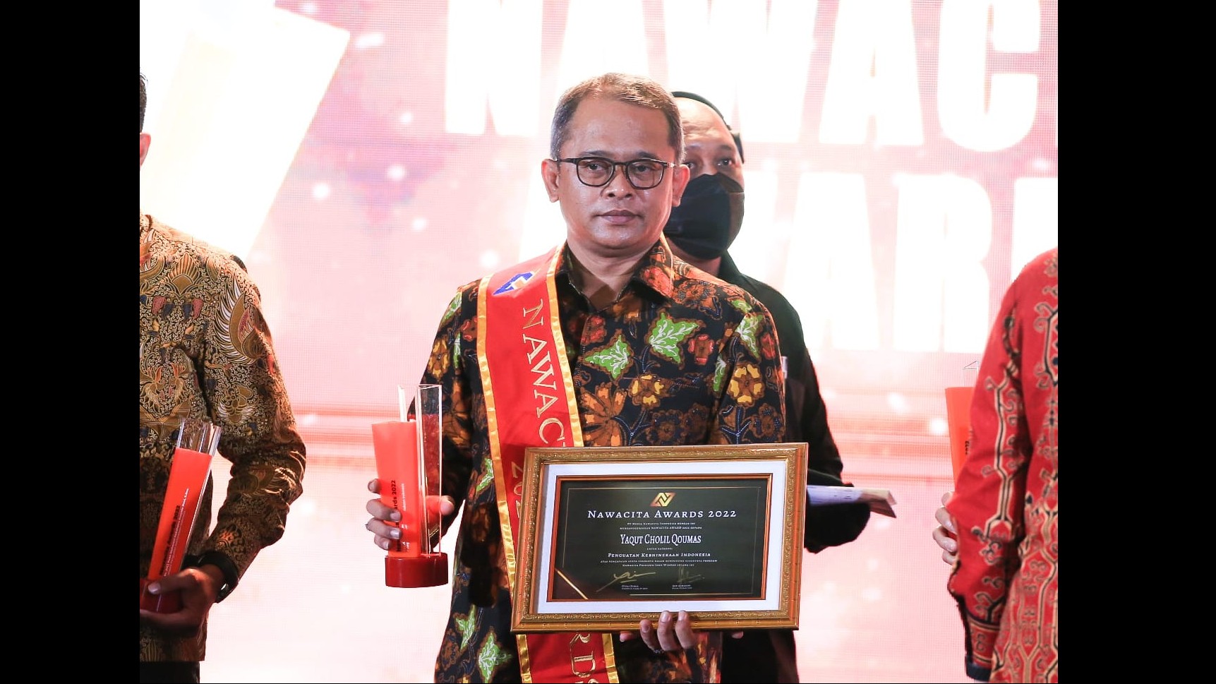 Mewakili Menteri Agama, Staf Khusus Menag Wibowo Prasetyo menerima Nawacita Awards 2022