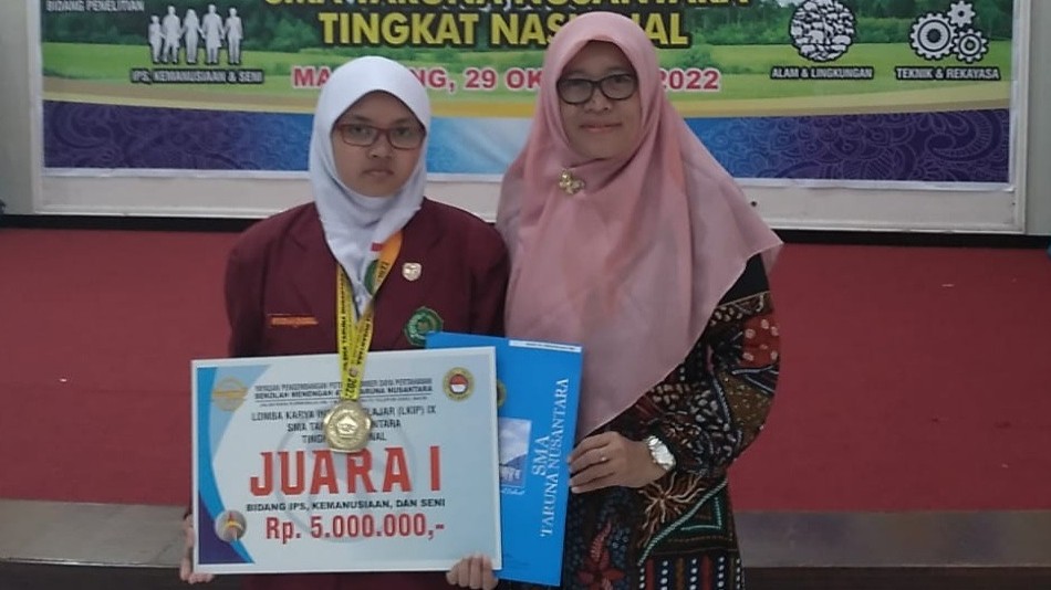 Ilmi Nasyitha Nurraisa didampinggi guru pembimbing MTsN 2 Kota Kediri Enik Kurniawati