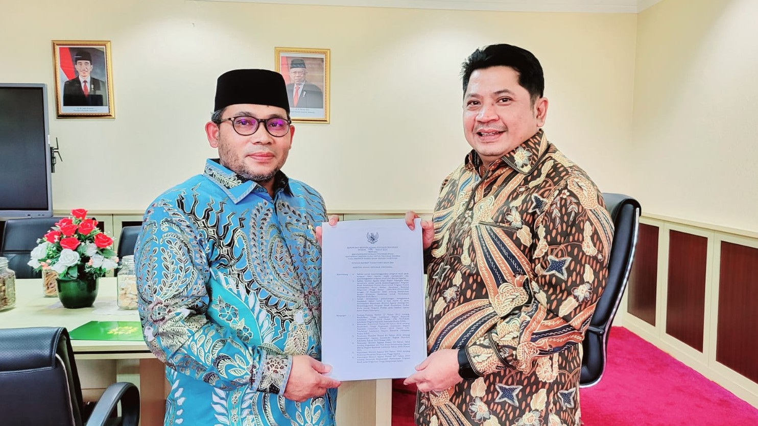Rektor IAIN Takengon Zulkarnain terima KMA Prodi dari Dirjen Pendidikan Islam M Ali Ramdhani