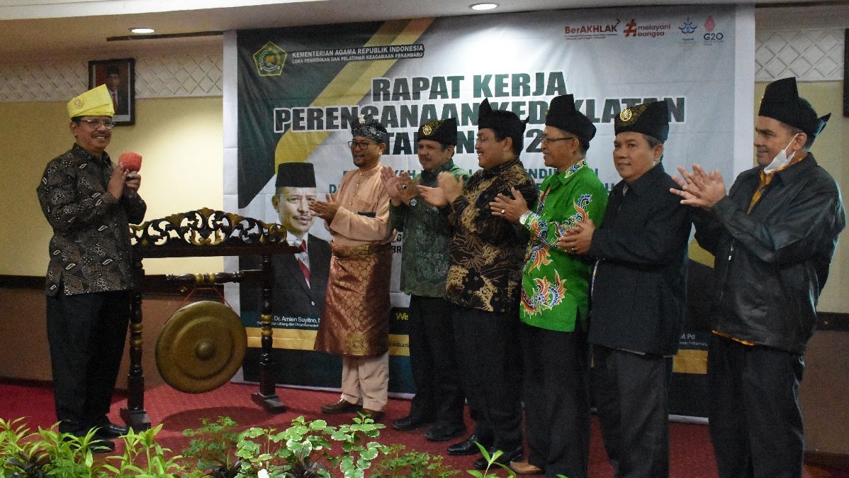 Kaban Suyitno usai memukul gong pembukaan kegiatan Rapat Kerja Perencanaan Kediklatan Tahun 2023 di Wilayah Kerja Loka Diklat Keagamaan Pekanbaru, Kam