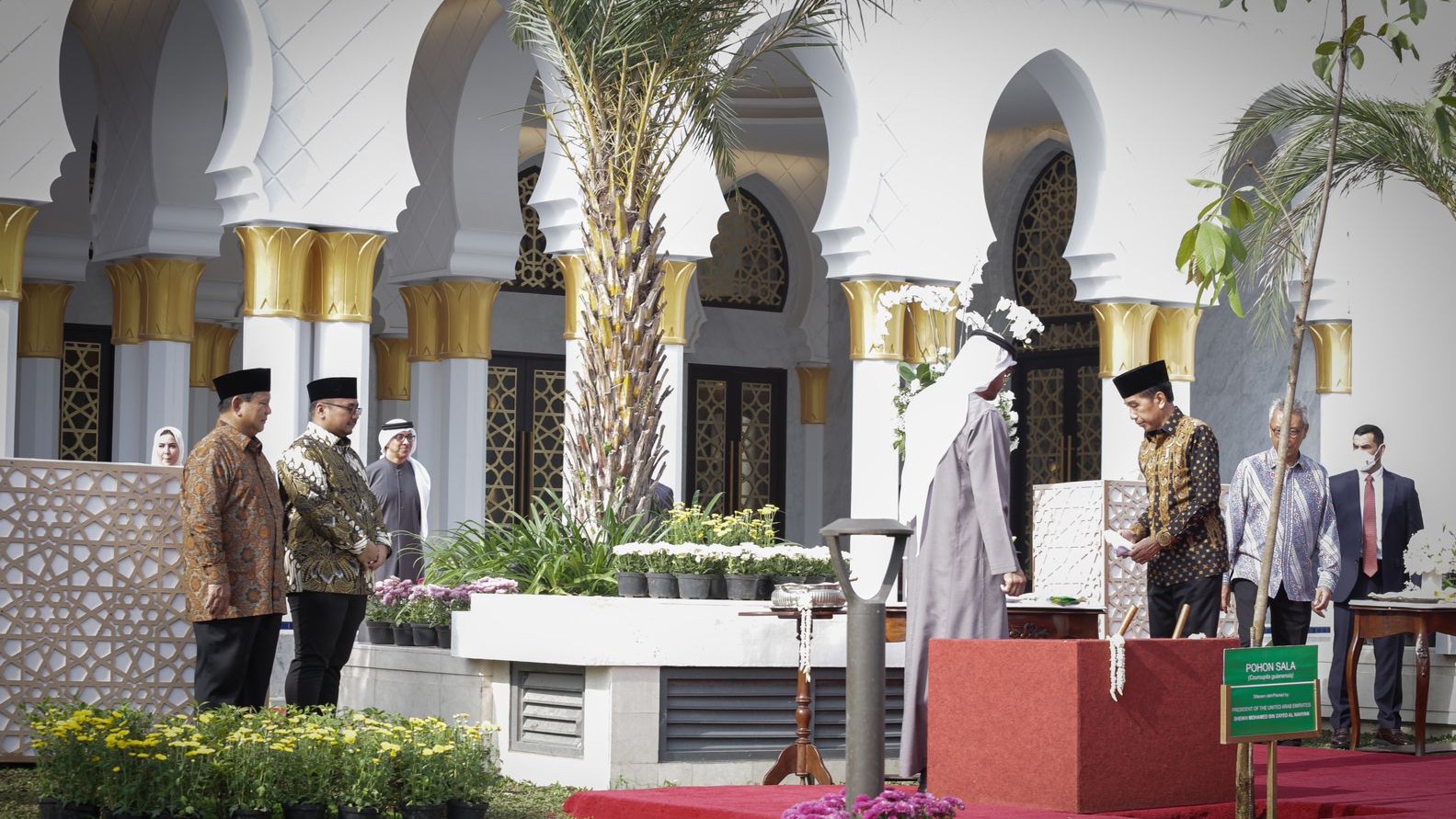 Menag Yaqut mendampingi Presiden Joko Widodo saat meresmikan Masjid Raya Syeikh Zayed di Surakarta