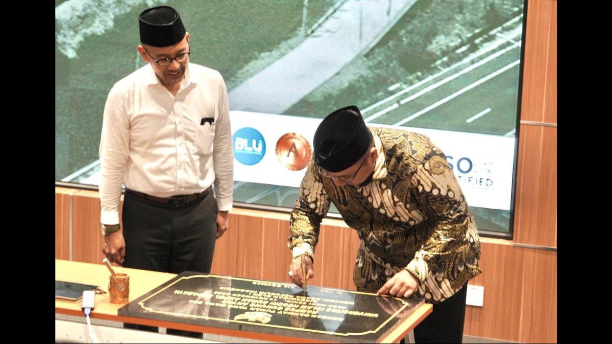Menag Yaqut Cholil Qoumas menandatangani prasasti dua gedung baru UIN Sunan Ampel Surabaya