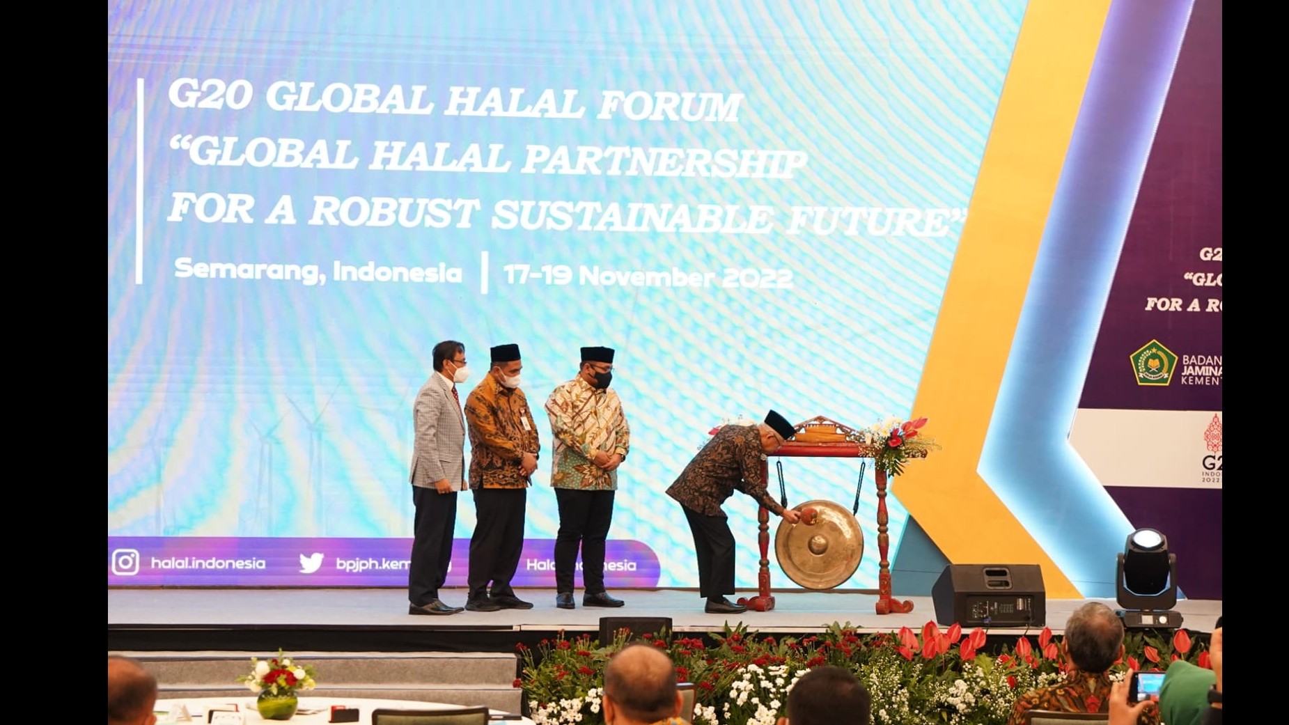 Wakil Presiden Ma'ruf Amin memukul gong sebagai tanda dibukanya Forum Halal 20, di Semarang, Kamis (17/11/2022)