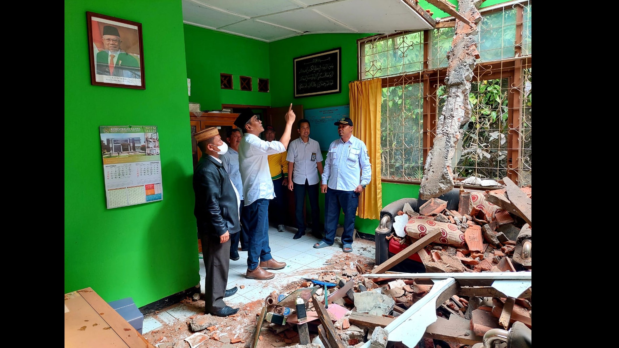 Plt Sekretaris Ditjen Bimas Islam M. Adib (berpeci hitam) sedang meninjau KUA terdampak gempa Cianjur.