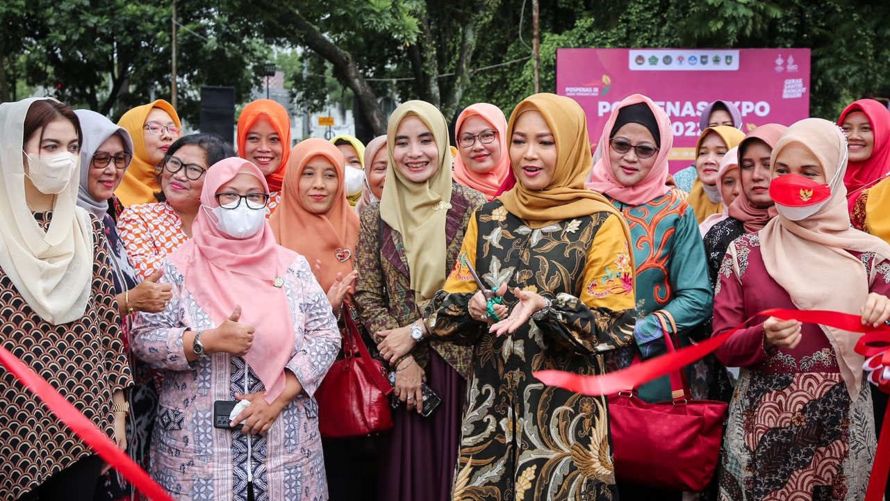 Penasihat DWP Kemenag RI Eny Retno Yaqut membuka Pospenas Expo 2022 di Surakarta