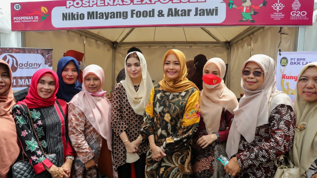 Penasihat DWP Kemenag RI Eny Retno Yaqut meninjau stand Pospenas Expo di Surakarta