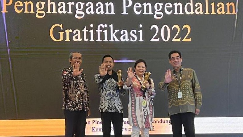 Pegawai Direktorat Jenderal Bimas Hindu Dwi Arisetia (kedua dari kiri)  menerima KPK Award  Pelapor Gratifikasi Terinspiratif di Bandung, Kami