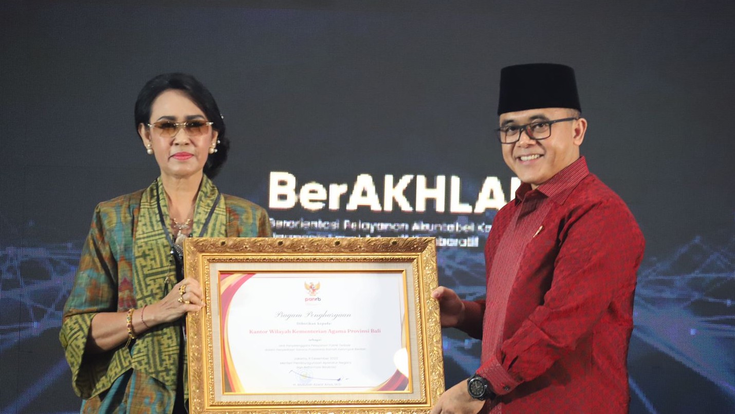 Kakanwil Kemenag Bali, Komang Sri Marheni mewakili Kemenag terima penghargaan dari Menpan-RB Abdullah Azwar Anas