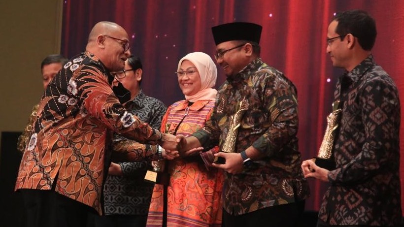 Direktur Utama PT Tempo Inti Media Harian Meiky Sofyansyah menyerahkan penghargaan kepada Menag