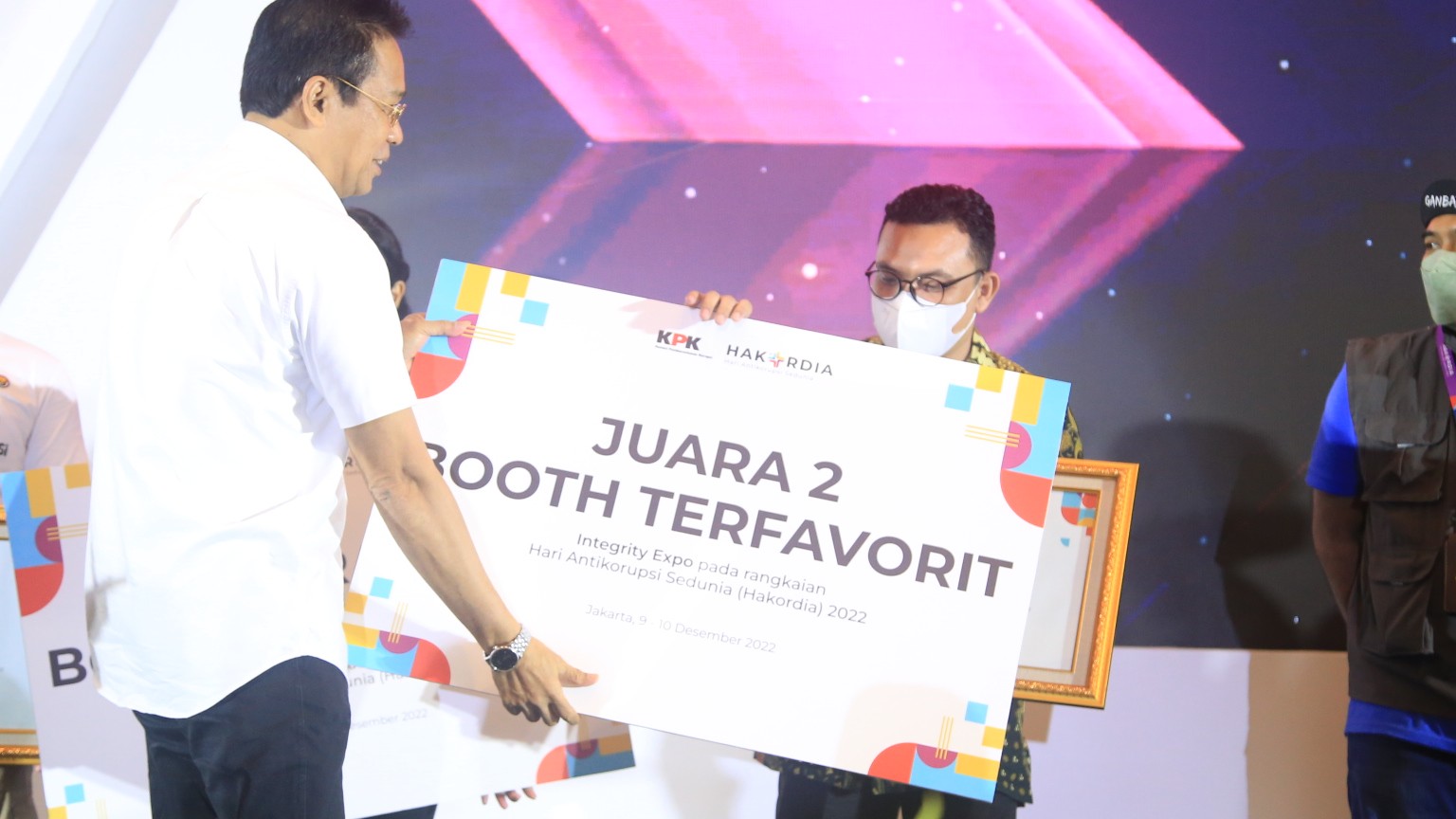 Penyerahan Anugerah Juara 2 Booth Terfavorit Hakordia Integrity Expo 2022 oleh KPK kepada Kemenag RI.