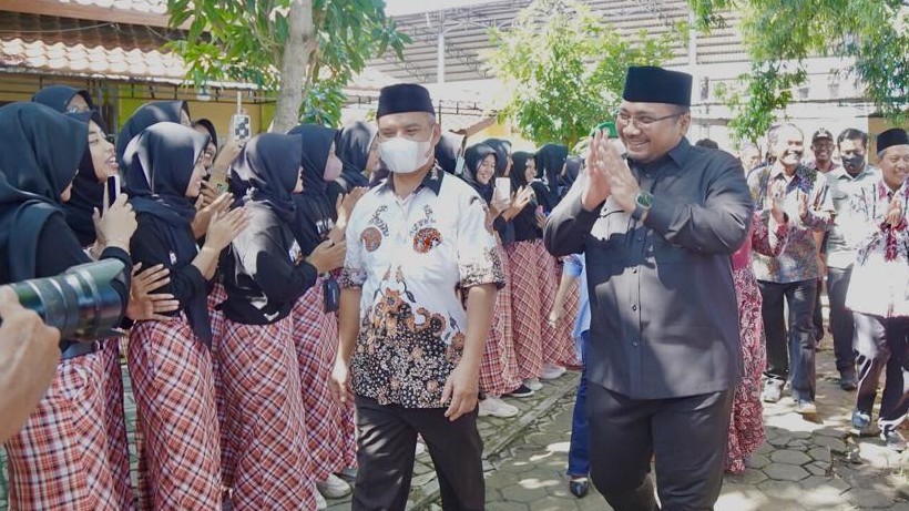 Menag menyapa siswa-siswi SMAN 2 Rembang di perayaan HUT ke 49