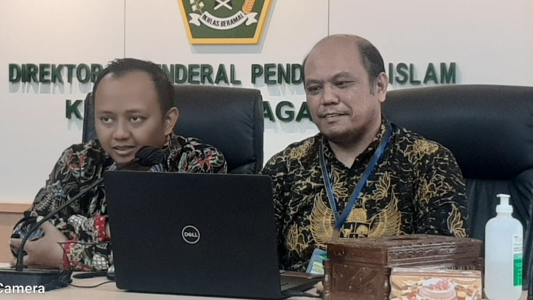Ketua Pengurus Tingkat Wilayah Asosiasi Arsiparis Indonesia (AAI) Kemenag Heri Wiharso menyampaikan materi pada Bimtek Arsiparis ASN Kemenag di Jakart
