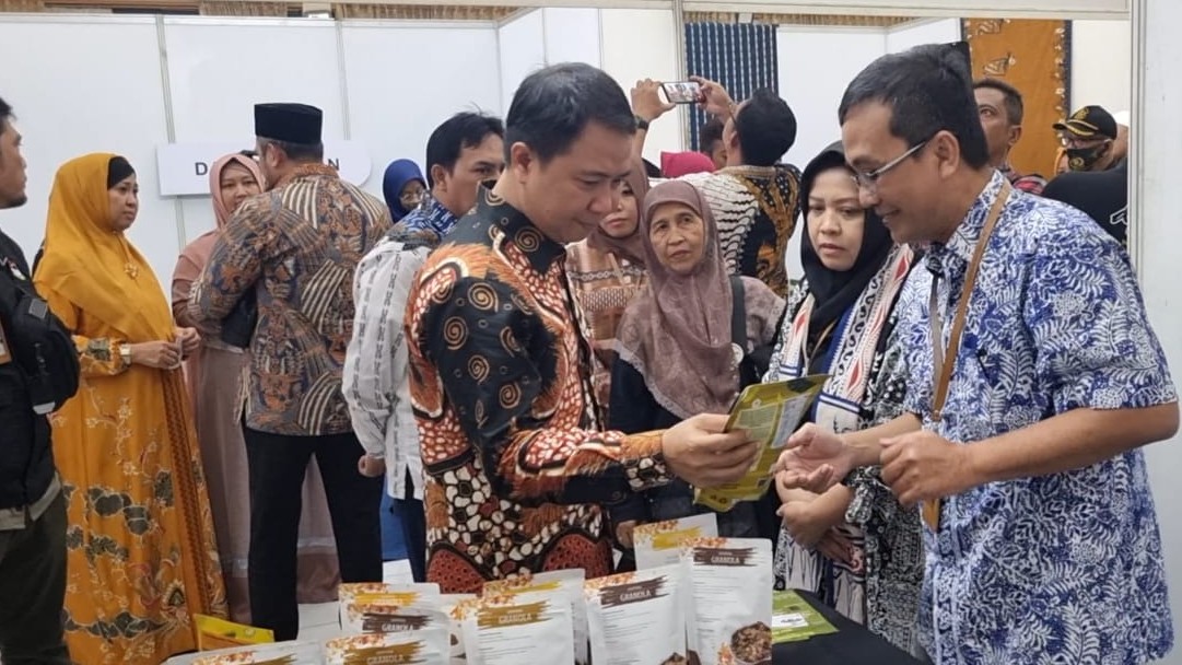 Dirjen PHU Hilman Latief meninjau peserta pameran Penguatan Ekosistem Ekonomi Haji di Asrama Haji Bekasi