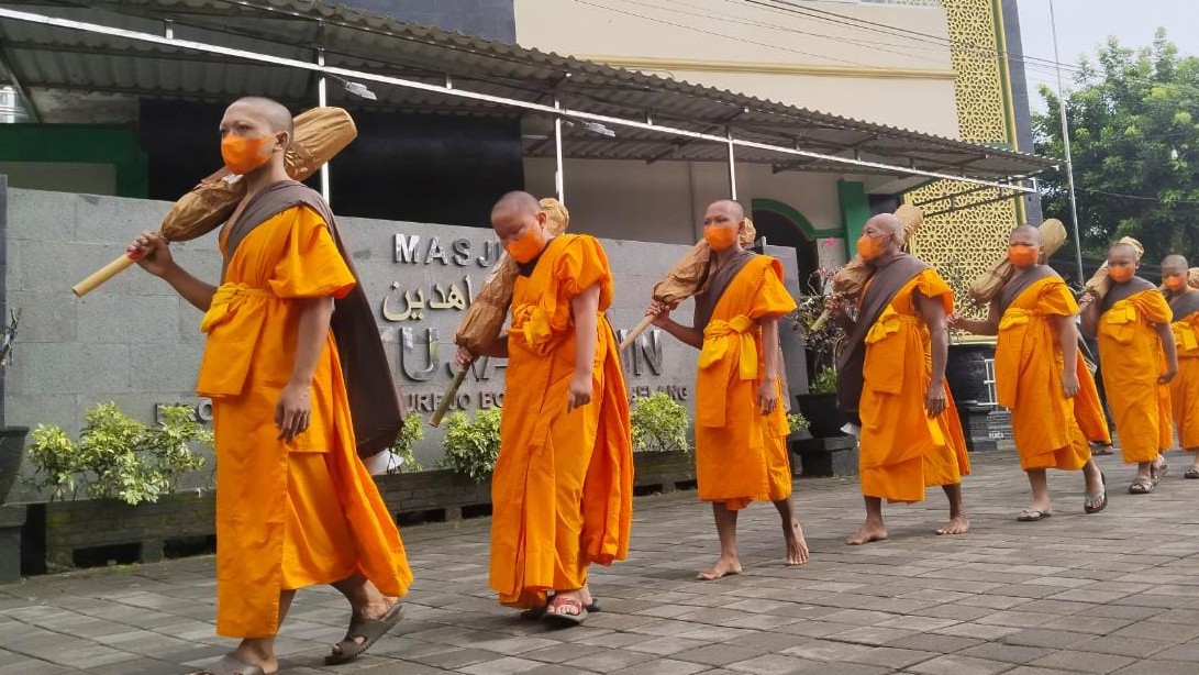 Calon Samanera ikuti ritual Tudong dari Mendut sampai Borobudur