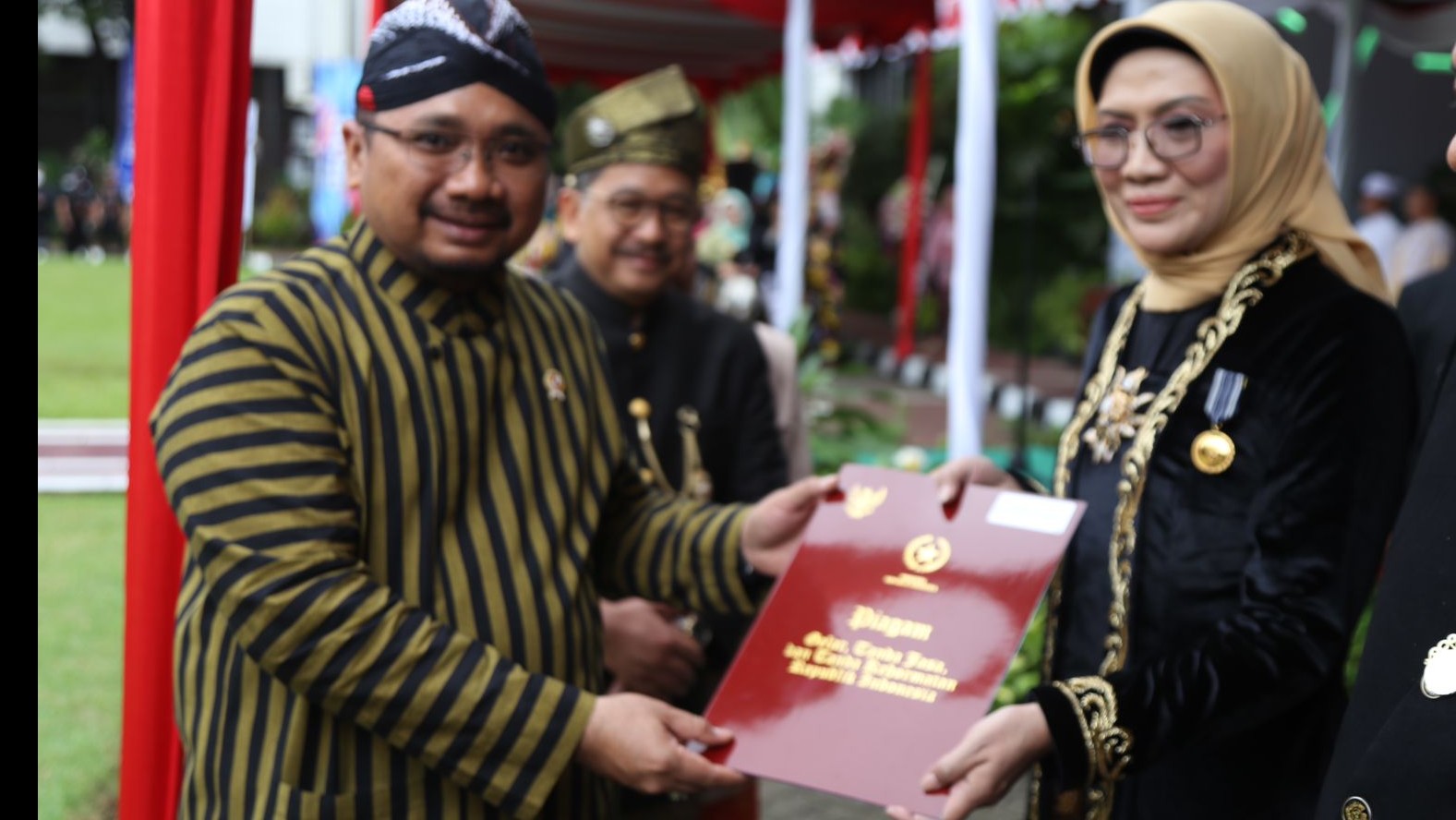 Menag menyerahkan penghargaan Satyalancana Karya Satya di peringatan HAB ke-77 kementerian Agama di Jakarta.