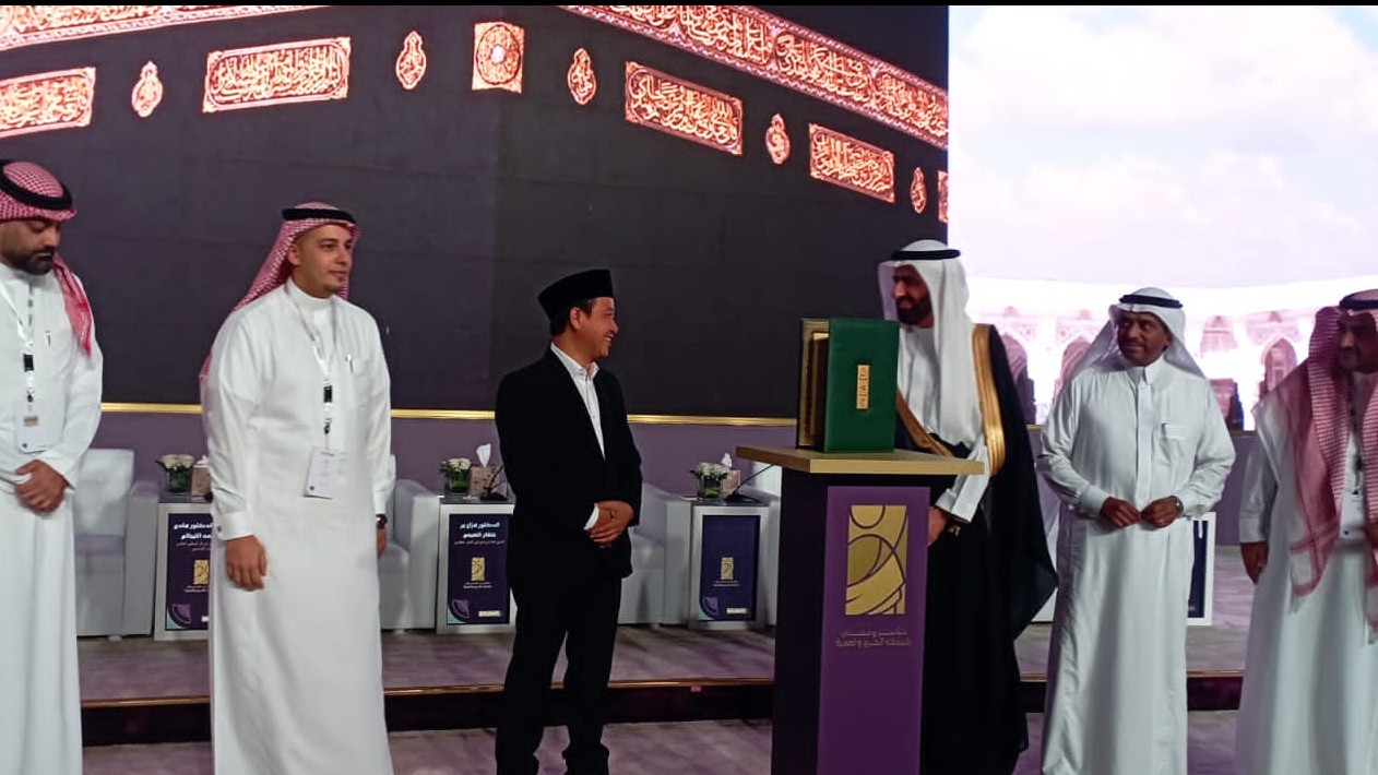 Dirjen PHU Hilman Latief terima penghargaan dari Menteri Haji Saudi Tawfiq F Al Rabiah