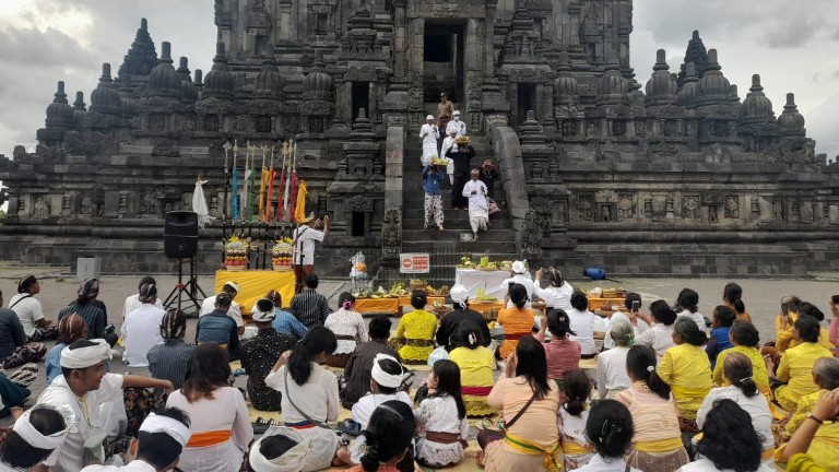 Umat Hindu melakukan persembahyangan galungan di Prambanan