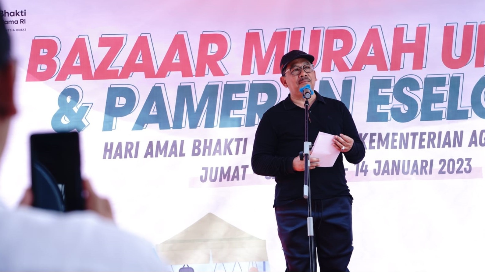 Wakil Menteri Agama Zainut Tauhid Sa'adi usai membuka Bazzar Murah UMKM dan Pameran Eselon 1