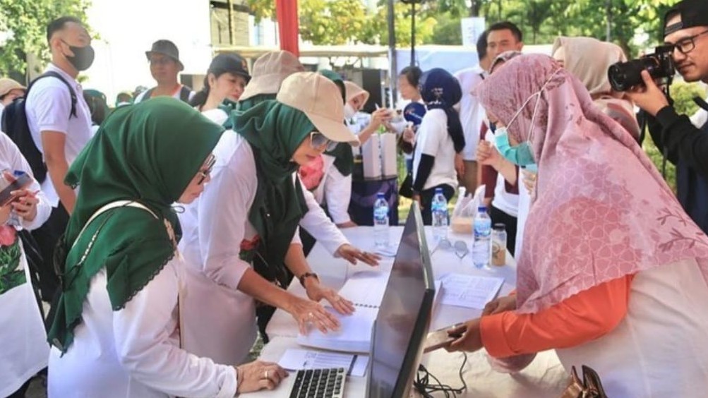 Penasihat DWP Kemenag Eny Retno Yaqut baca Mushaf Al-Quran Braille saat Tinjau Stan Pameran Balitbang-Diklat
