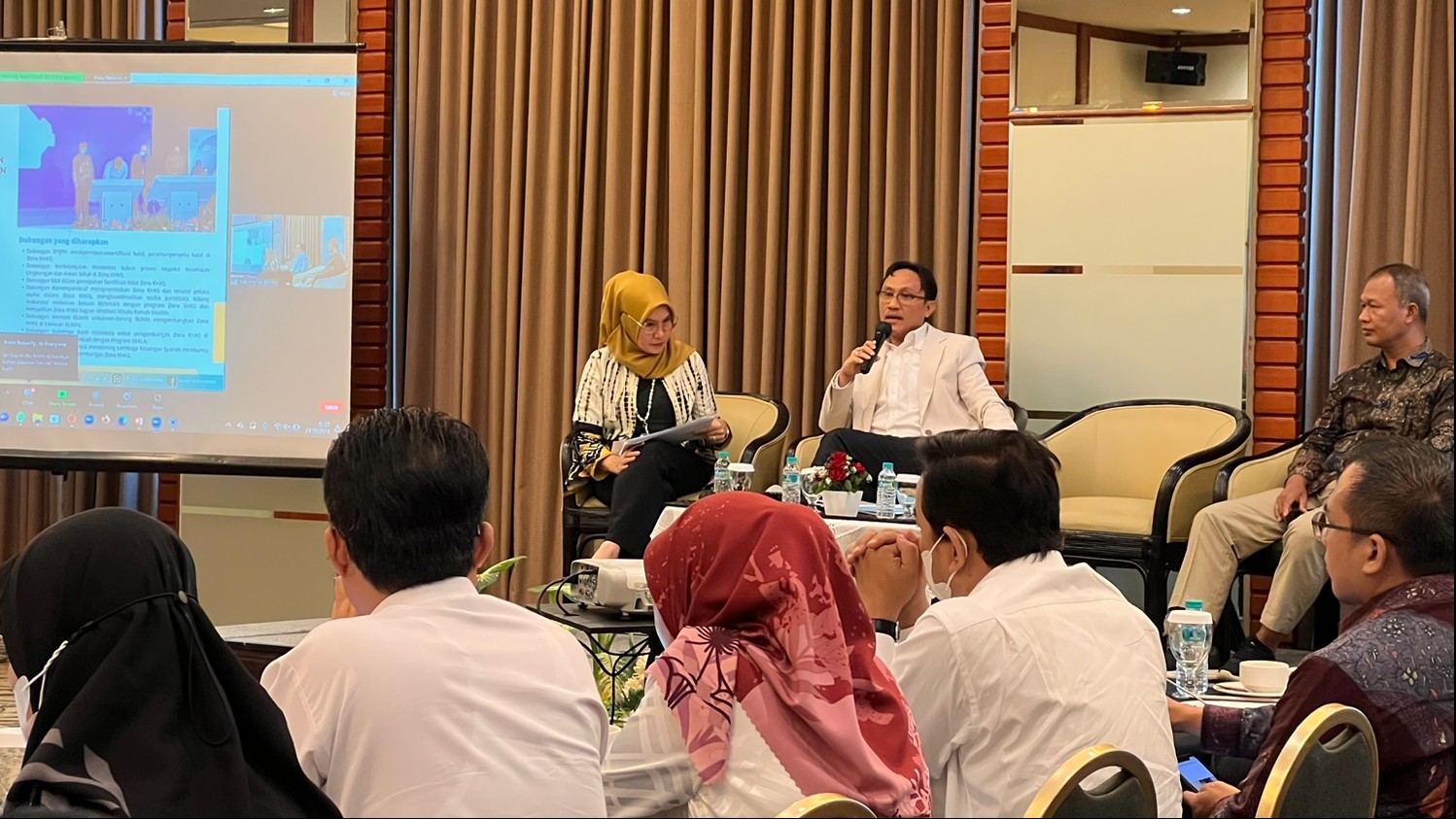 Kepala BPJPH M. Aqil Irham menyampaikan paparan dalam Rakortek Percepatan Sertifikasi Halal, di Jakarta, Selasa (24/1/2023) (foto: Farhan)