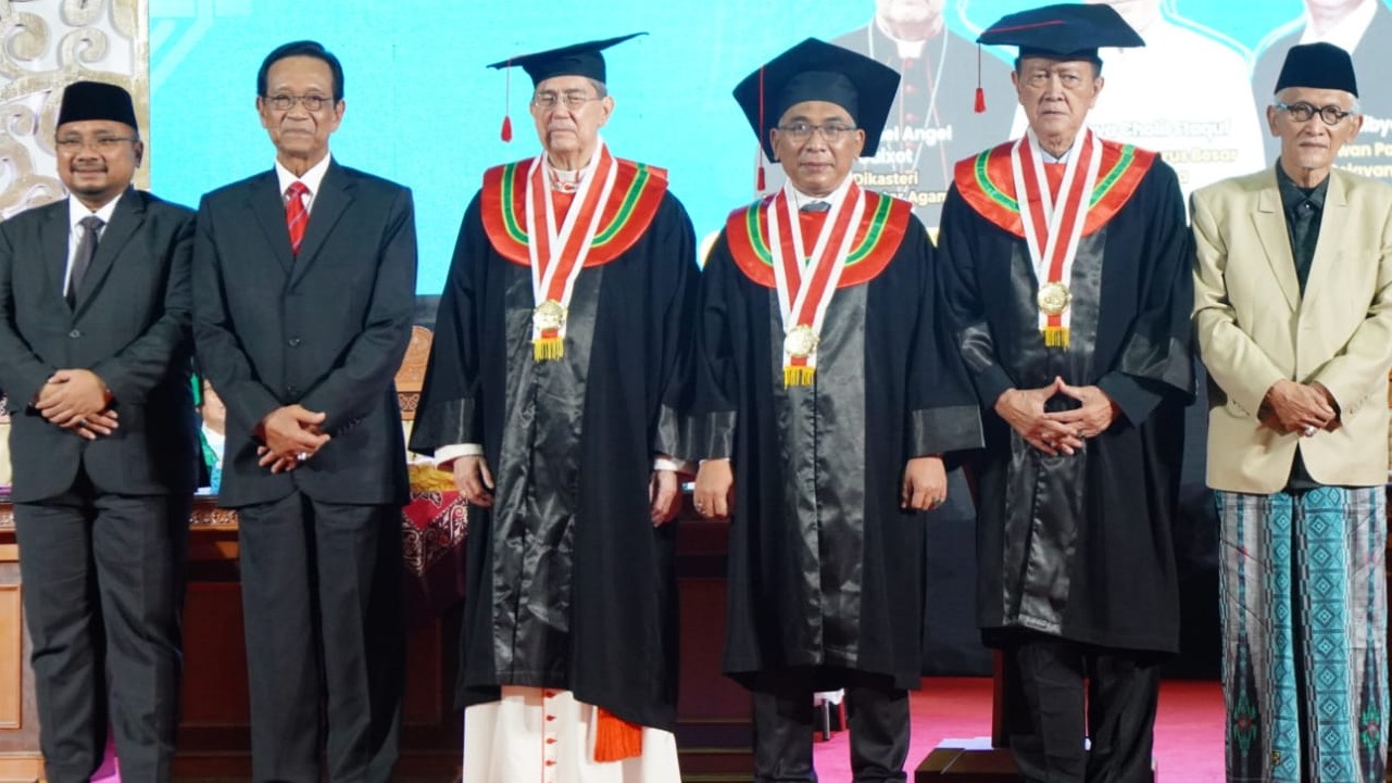 Menag Yaqut Cholil Qoumas bersama tiga tokoh penerima anugerah gelar Doktor Kehormatan di UIN Sunan Kalijaga