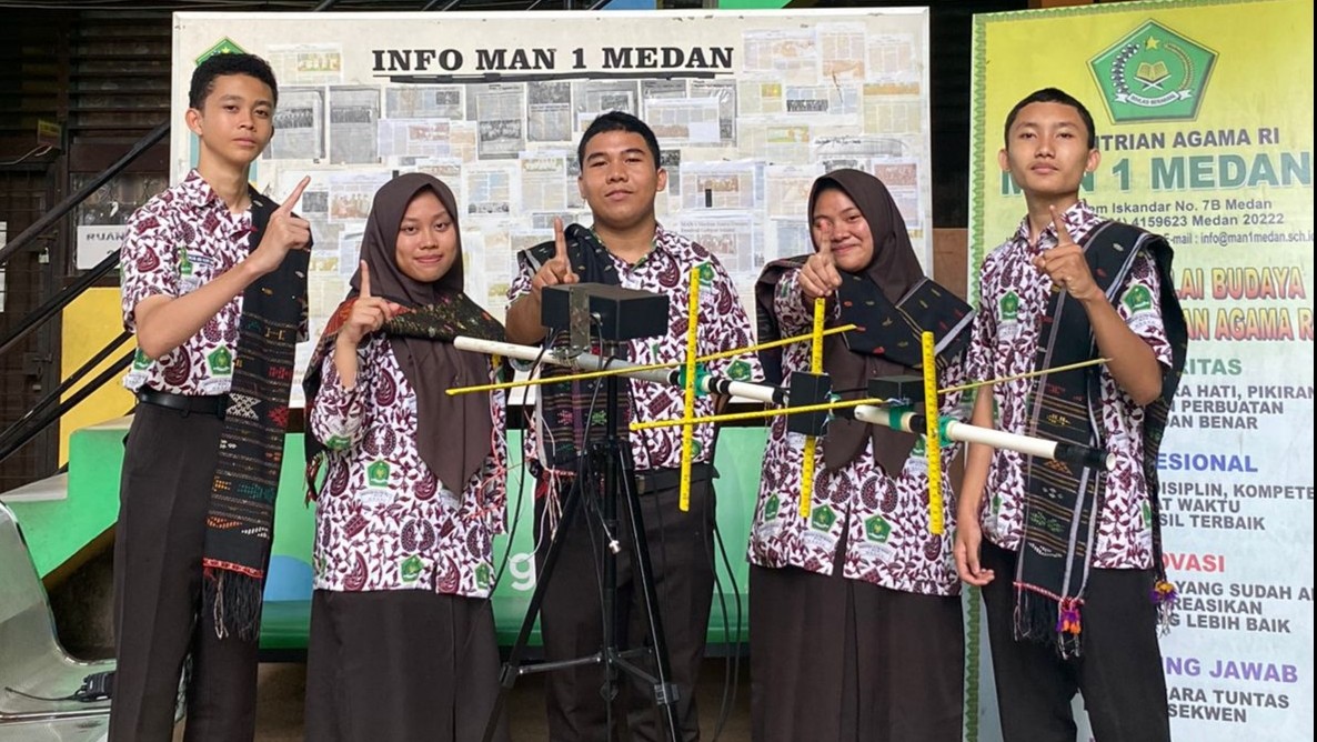 Kelompok Ilmiah Remaja (KIR) MAN 1 Kota Medan dengan alat Tracking Satelit Portable bencana