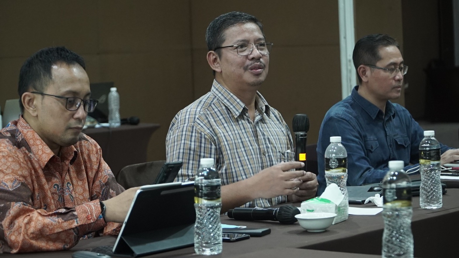 Kepala Badan Moderasi Beragama dan Pengembangan SDM Kemenag Suyitno (tengah)