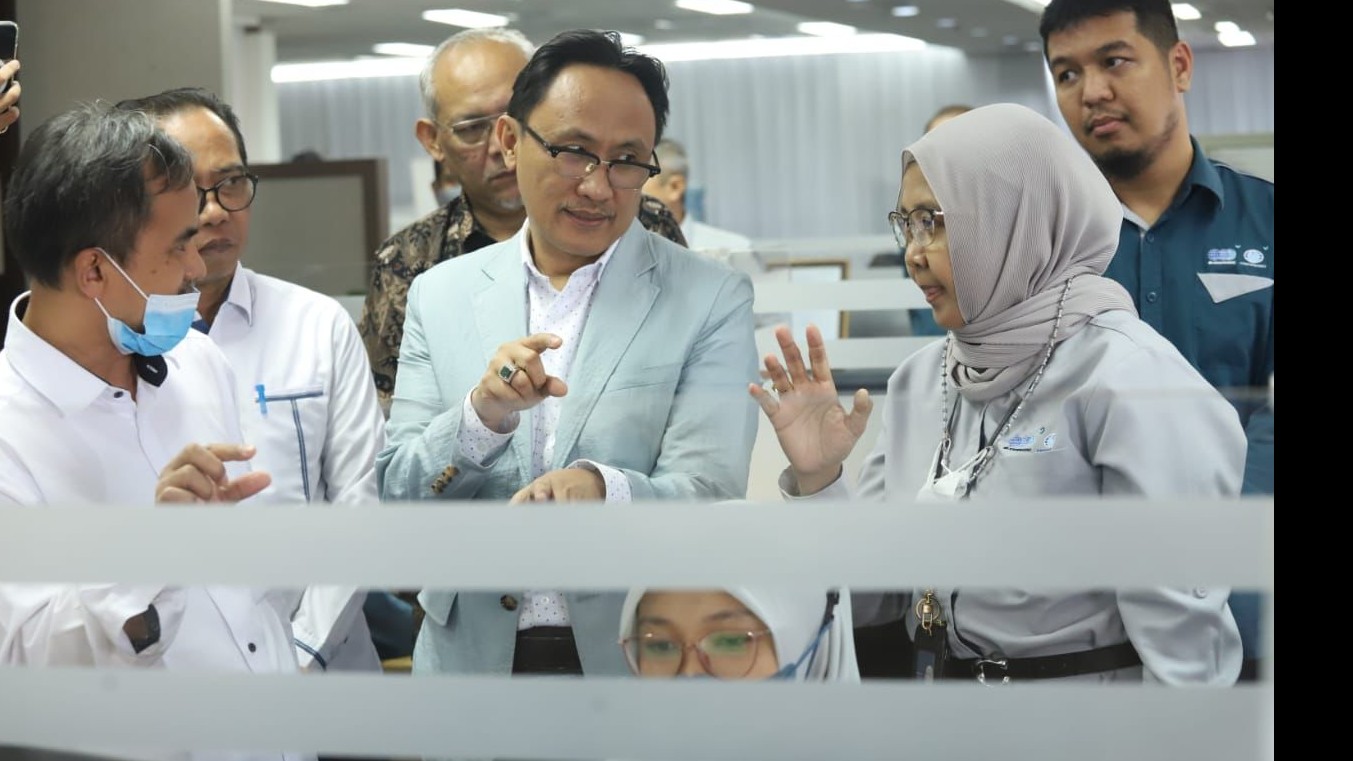 Kepala BPJPH M.Aqil Irham (berjas abu-abu) diskusi terkait ketertelusuran halal produk impor di Jakarta (Foto: Akbar/MSIB Batch 4)
