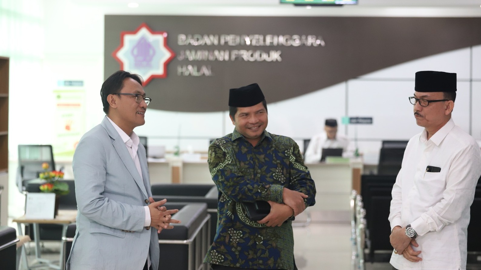 Kepala BPJPH (berjas) menerima kunjungan MPU Aceh di Kantor BPJPH, Selasa (21/2/2023). (Foto: Farhan)