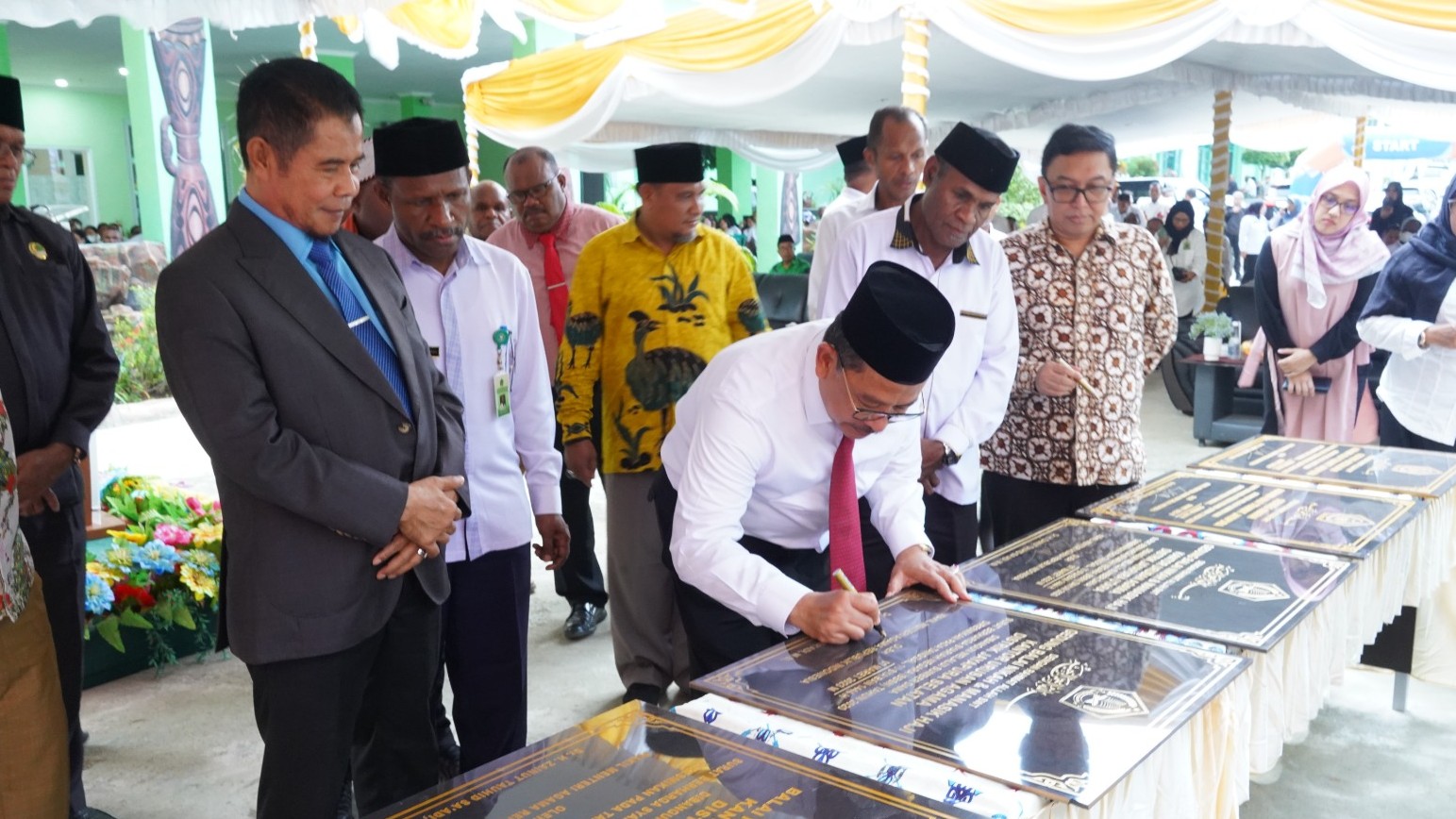 Wamenag Zainut Tauhid Sa'adi menandatangani prasasti peresmian sejumlah gedung yang dibangun melalui SBSN di Provinsi Papua.