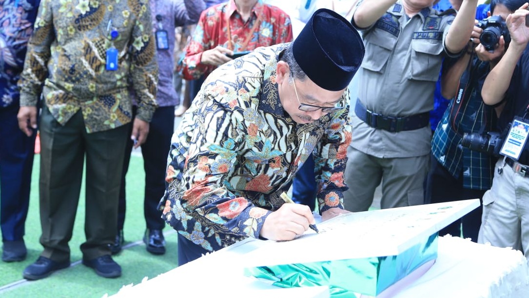 Wamenag Zainut Tauhid Saadi menandatangani prasasti Kampung Zakat, Kamis (9/3/2023)