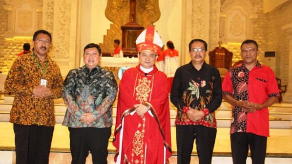 Plt. Dirjen Bimas Katolik A.M. Adiyarto Sumardjono hadir dalam ibadah Jumat Agung di Gereja Katedral Roh Kudus Denpasar
