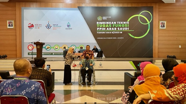Tim CAS Universitas Indonesia saat memperagakan melayani jemaah haji lansia