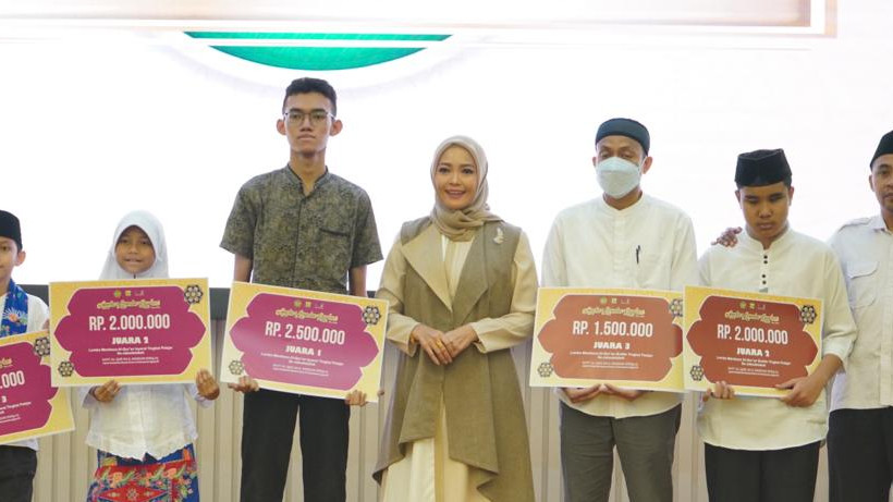 Eny Retno Yaqut bersama pemenang lomba membaca Al-Qur'an Bahasa Isyarat dan Braille