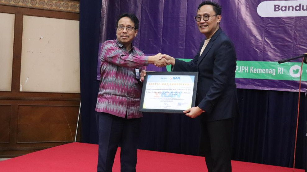 Ketua KAN Kukuh S. Achmad menyerahkan Serrtifikat Akreditasi Laboratorium Penguji SNI ISO/IEC 17025: 2017 kepada Kepala BPJPH, Senin (10/4/2023)