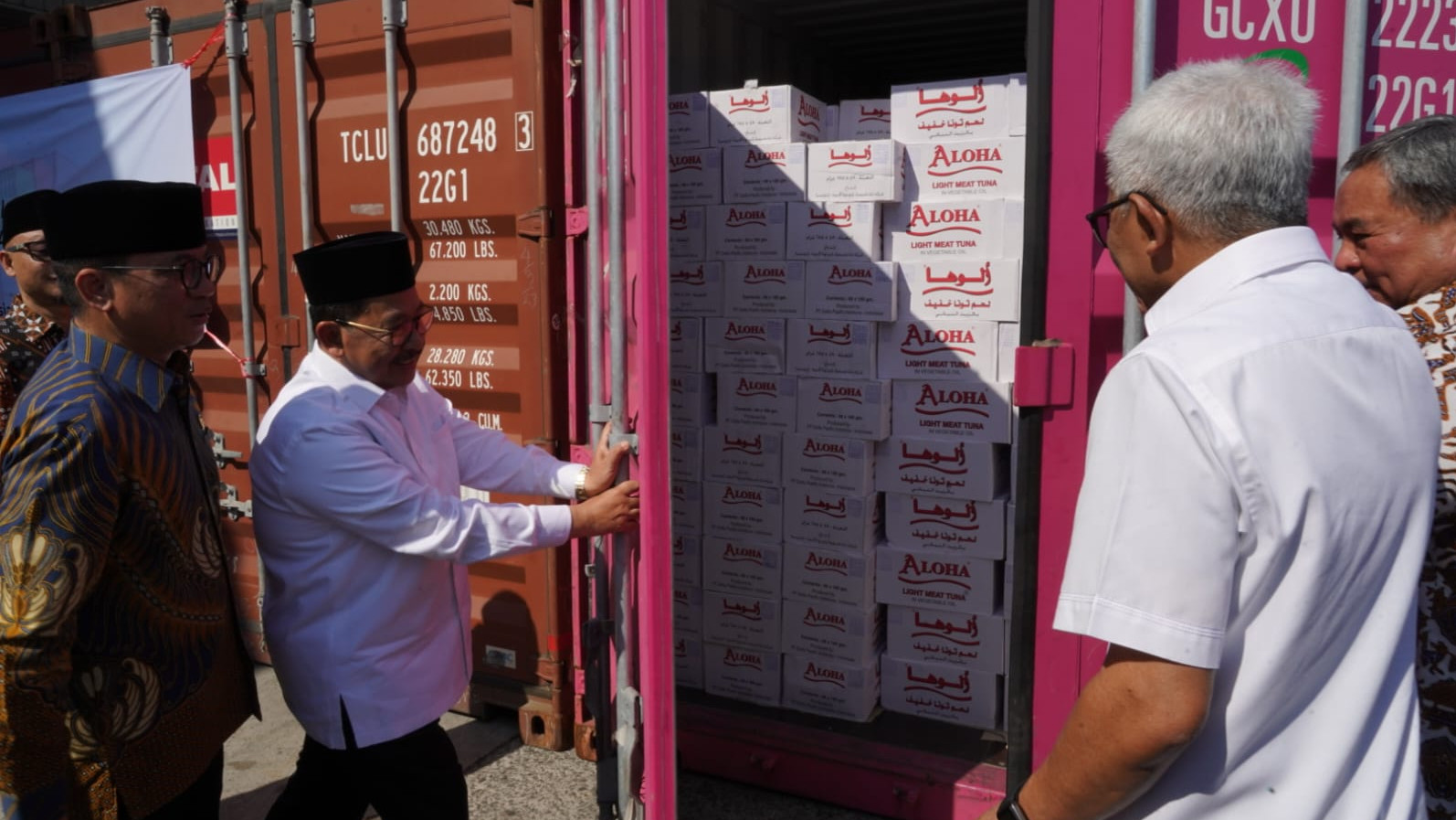 Wamenag melepas ekspor perdana Produk UMKM untuk Konsumsi Haji, Senin (17/4/2023).