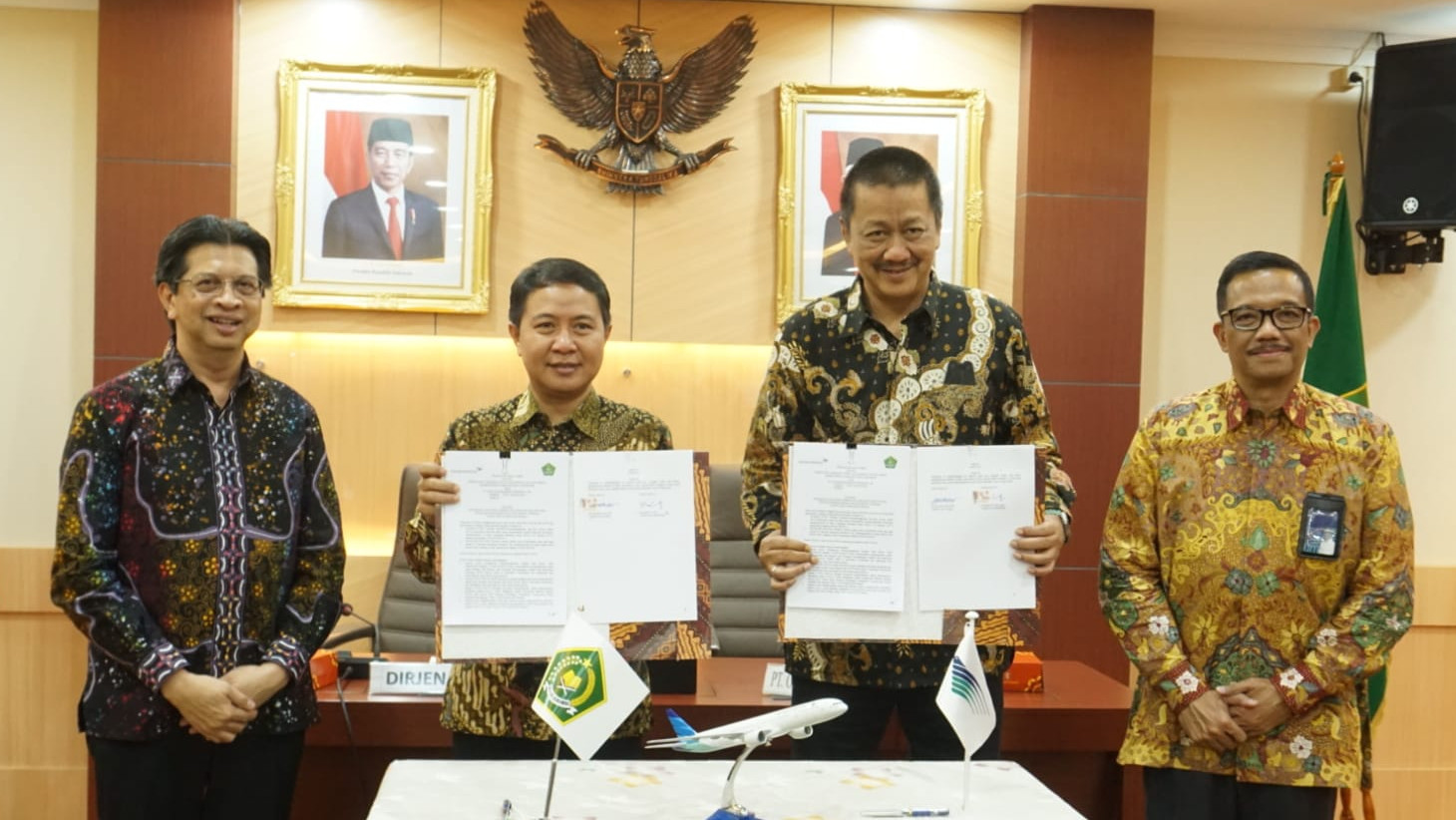 Dirjen PHU Hilman Latief dan Dirut PT Garuda Indonesia Irfan Setiaputra tandatangani kerja sama penerbangan jemaah haji Indonesia. (foto: PHU)