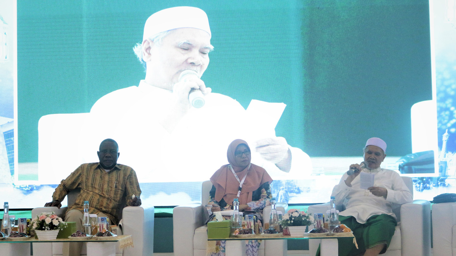 KH Afifuddin (peci putih) berbicara pada salah satu forum AICIS 2023