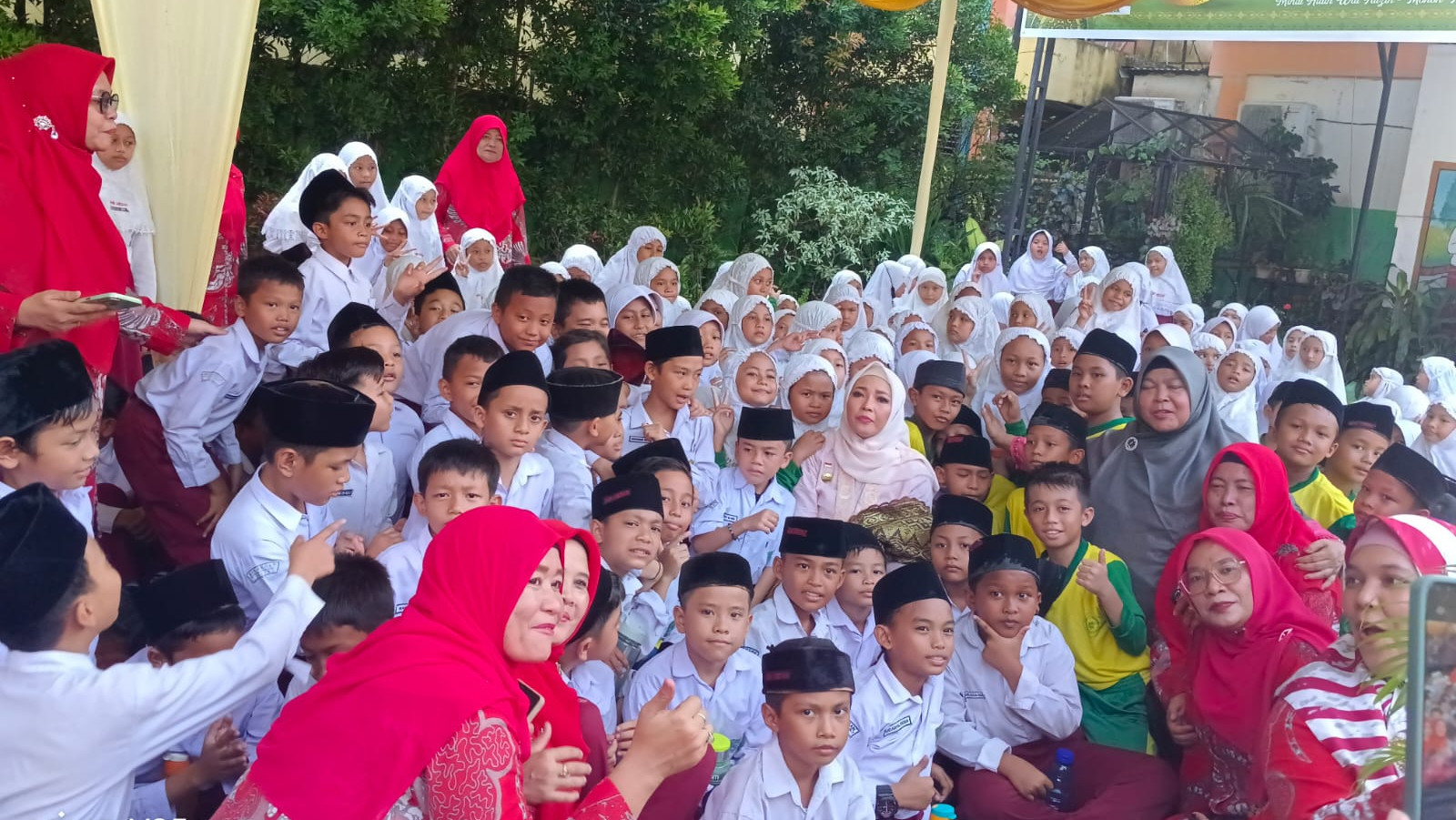 Eny Retno Yaqut foto bersama sejumlah siswa madrasah di Medan