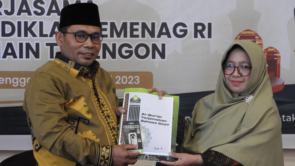 Rektor IAIN Takengon, Zulkarnain, serahkan hasil terjemah Al-Qur'an dalam Bahasa Gayo ke Balitbang Diklat Kemenag