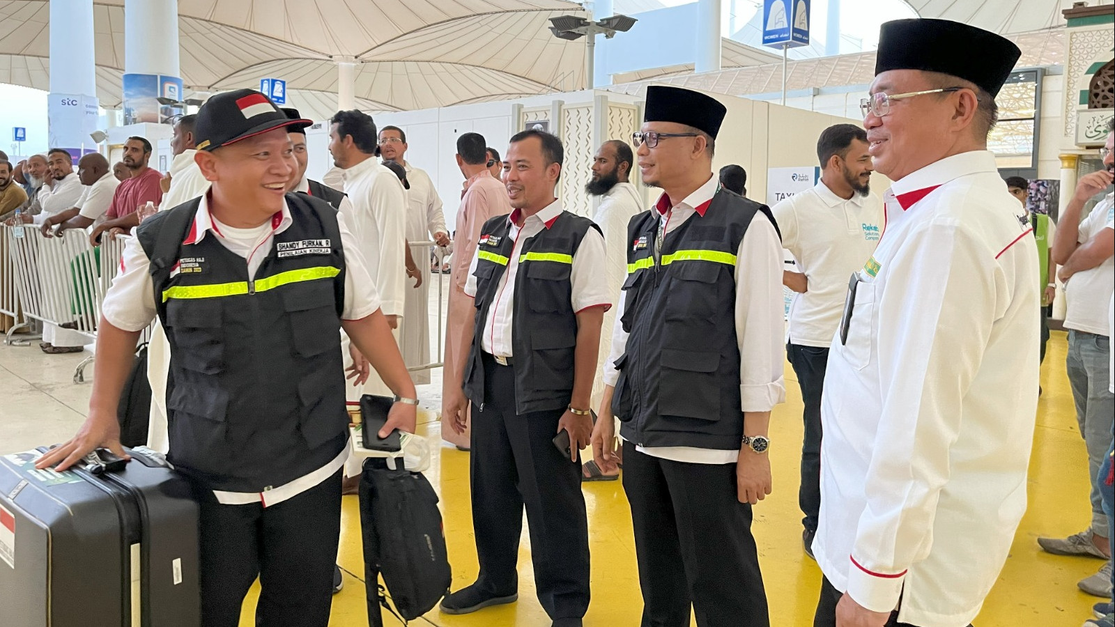 Ketua PPIH Arab Saudi Subhan Cholid menyambut kedatangan petugas Daker Makkah, Sabtu (28/5/2023).