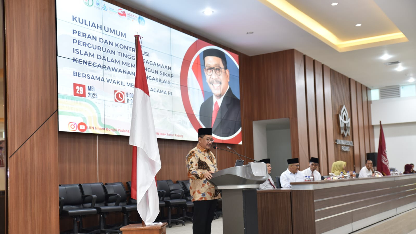 Wamenag memberikan kuliah umum di UIN Imam Bonjol Padang, Senin (29/5/2023)